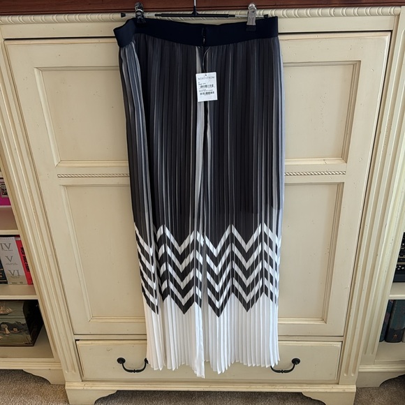 NWT Trouve pleated Zigzag Maxi Skirt - size S black/white - Picture 4 of 10